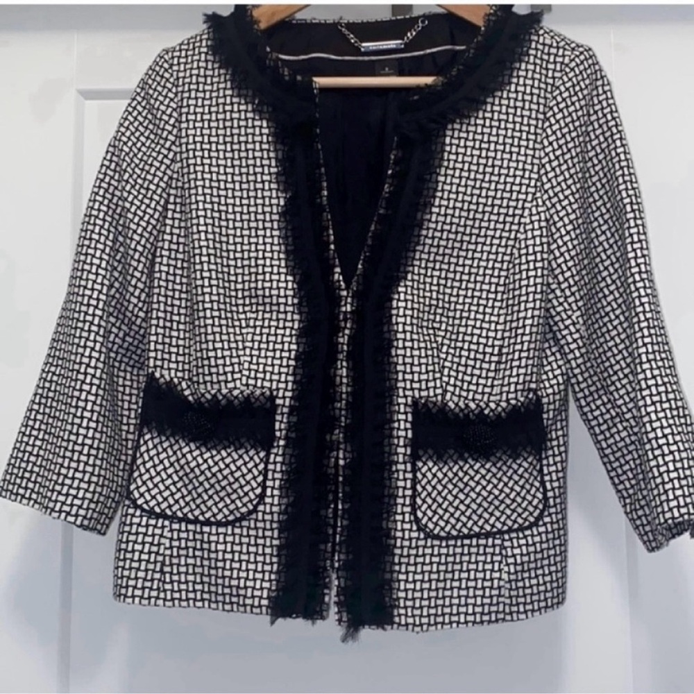 ❤️ WHITE HOUSE BLACK MARKET Black and White Ruffle Trim Blazer - Size 8